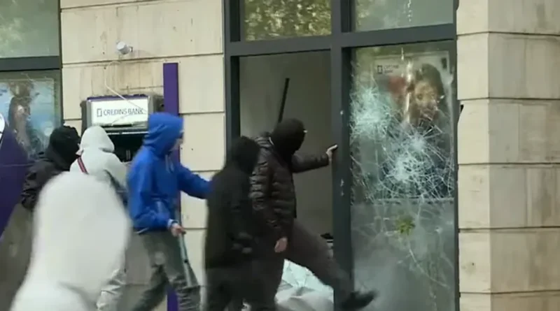 Mbi 15 filiale bankash të dëmtuara në Shqipëri
