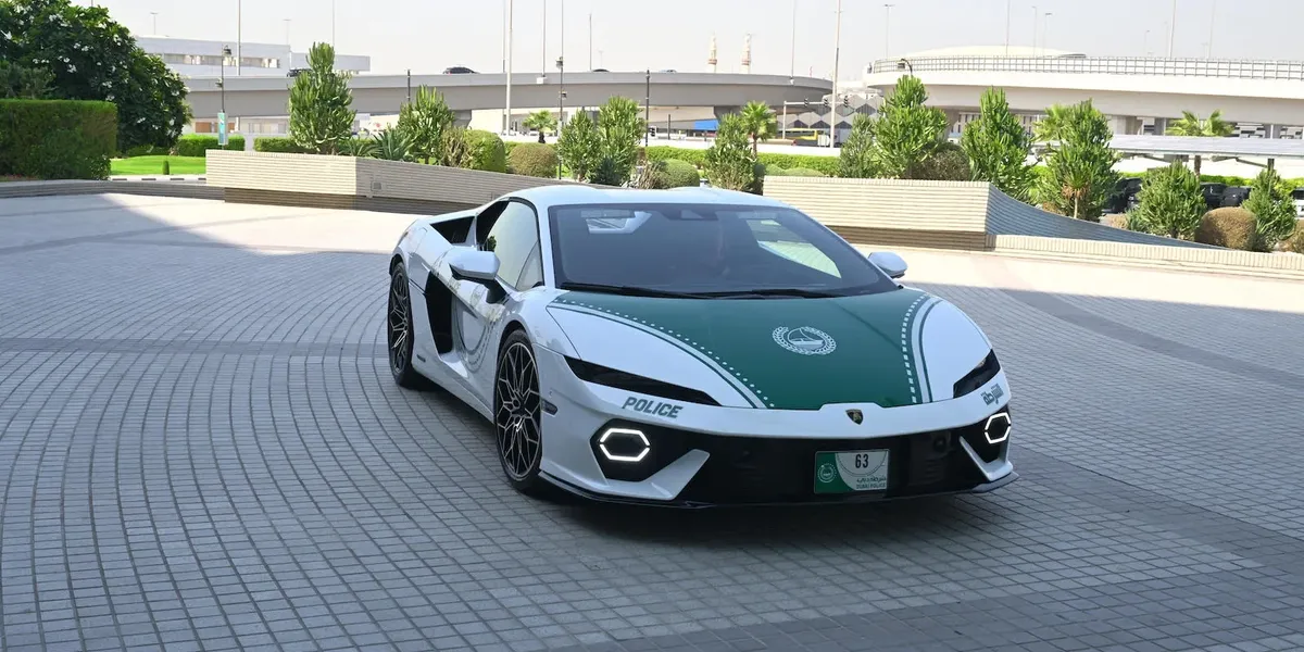As policia nuk i shpëton luksit në Dubai  në rrugë del Lamborghini me 907 kuaj fuqi