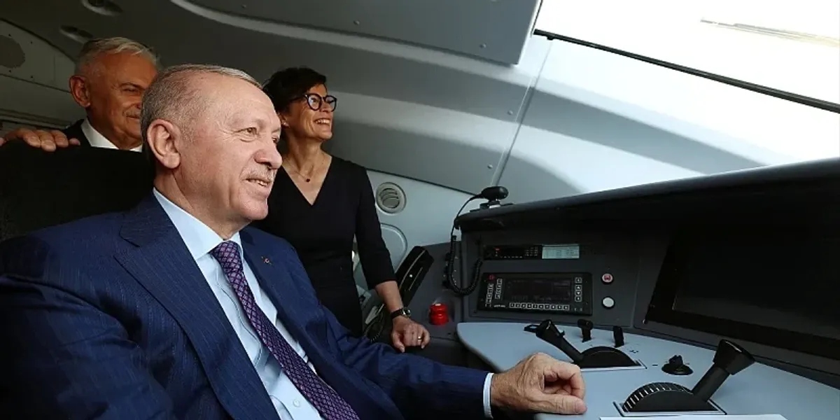  A dini të drejtoni helikopterin    Erdogan ia beson Kosit udhëtimin me trenin e ri drejt Evropës