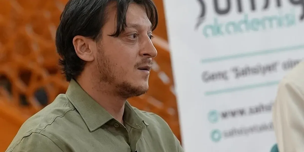 ata-pezulluan-ruset-por-jo-izraelitet-mesut-ozil-kritikon-ashper-fifa-n