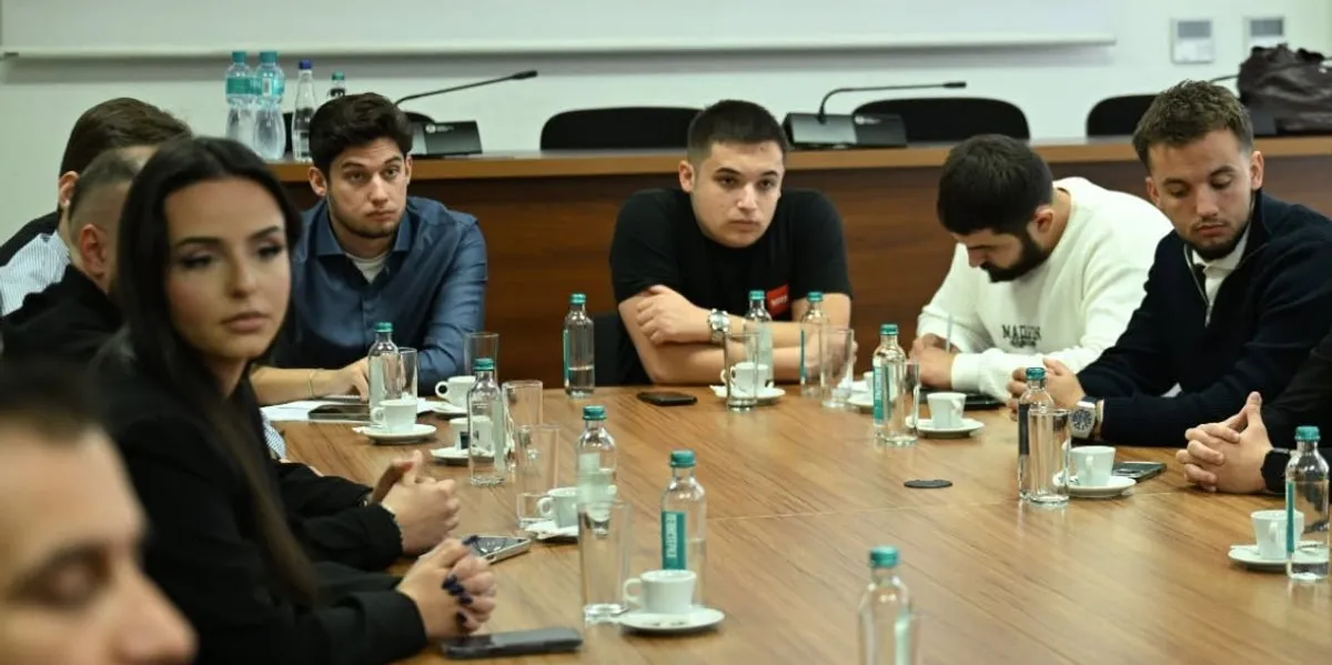 nga-profesor-mbeshtetes-ne-minister-qe-refuzon-studentet-shprehen-te-zhgenjyer-nga-jeton-shasivari