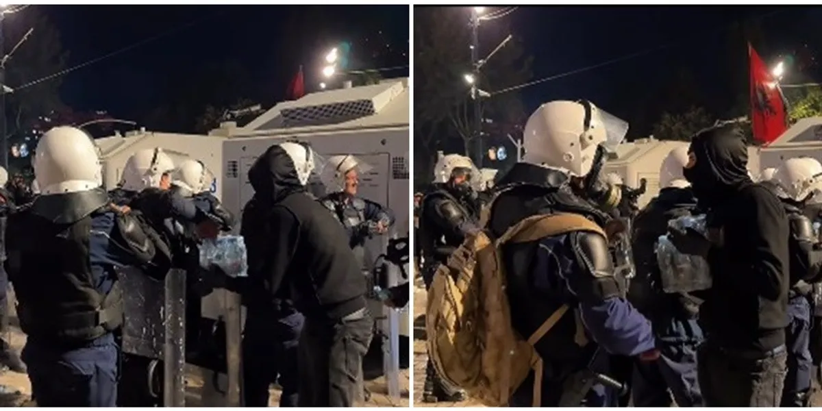 Protestuesit mbrëmë në Tiranë u dhanë ujë policëve pas orësh të tëra përplasjesh  momenti i veçantë në protestë