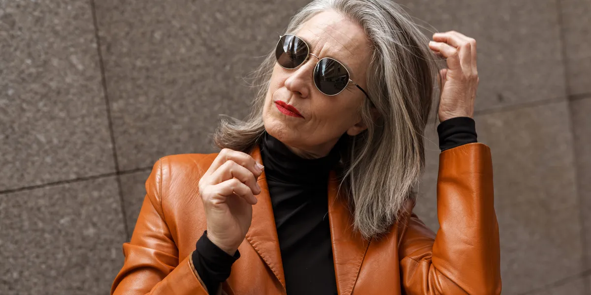 Gratë nga 55 deri në 65 vjeç po e pëlqejnë këtë model flokësh  Duken më të dendura dhe fytyra më e freskët