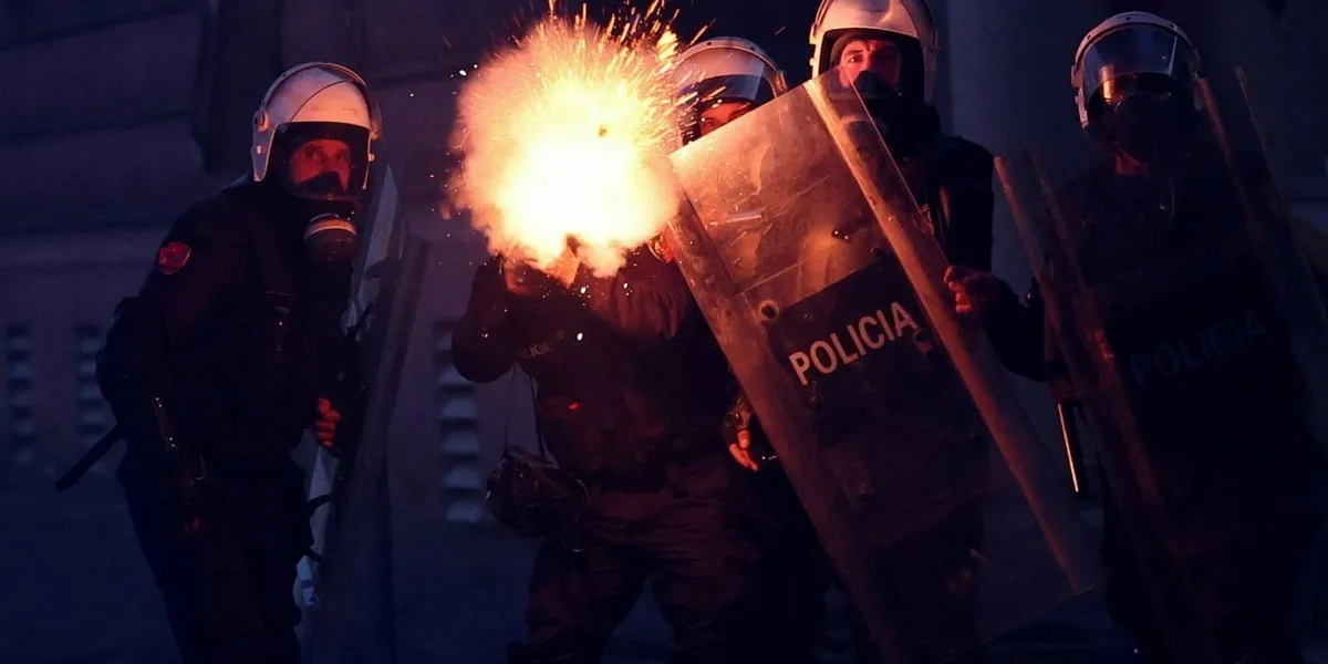 Tension dhe përplasje edhe në ditën e katërt të protestës në Tiranë