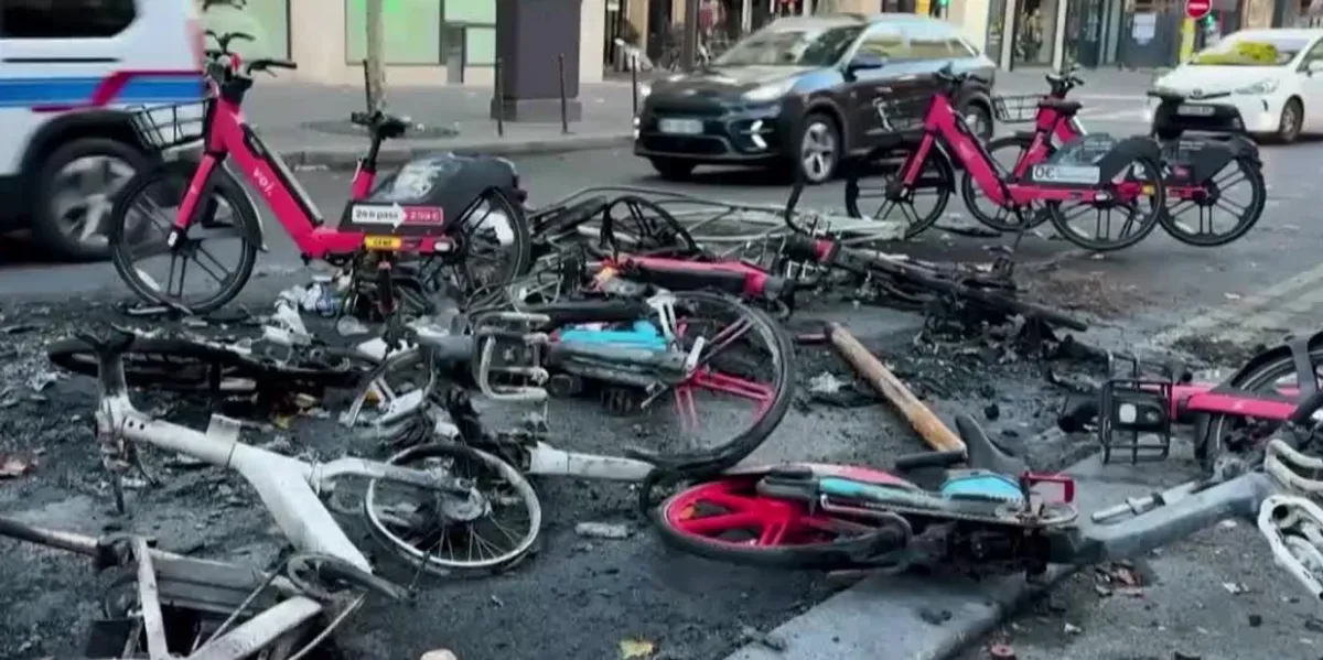 Gjurmë shkatërrimi nëpër Paris   biçikleta të djegura  dritare të thyera dhe dyqane të plaçkitura