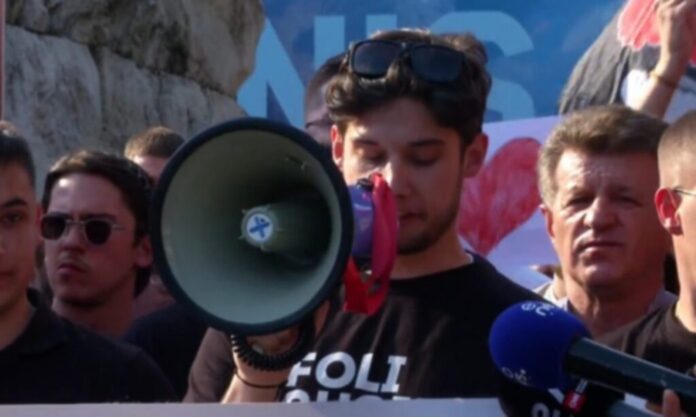 Protestat në Shqipëri  Mevlan Ademi thyen heshtjen  Me studentët   FOTO 