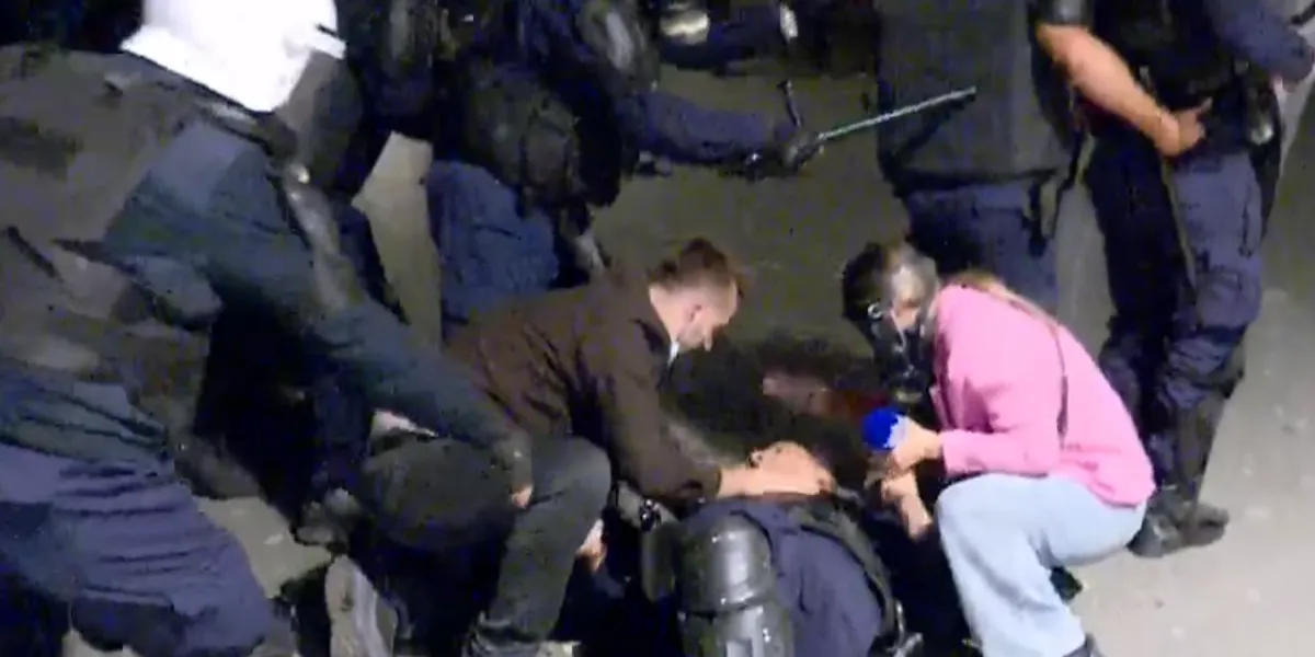 Goditet në mushkëri nga protestuesit  efektivi i policisë kërkon ndihmë mjekësore
