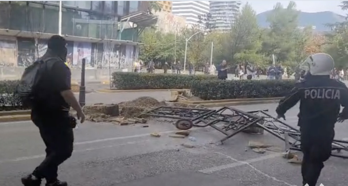 Policë apo banda me shkopinj  Civilë të maskuar kundër protestuesve