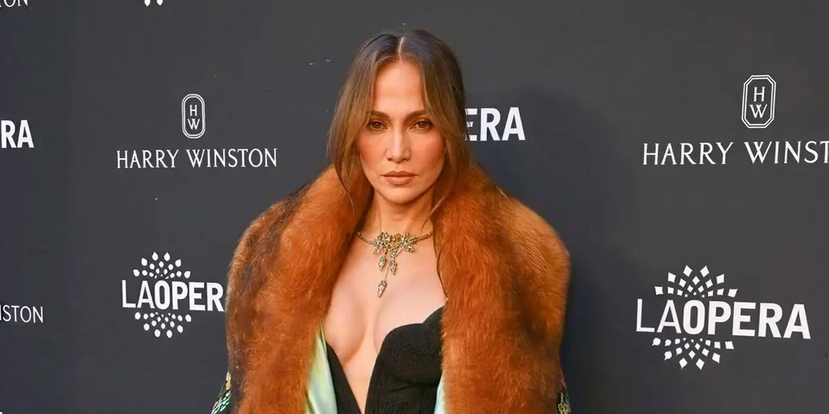 Jennifer Lopez e ktheu një fustan të zi në spektakël mode  Gjithçka falë një veshjeje që rrëmbeu vëmendjen