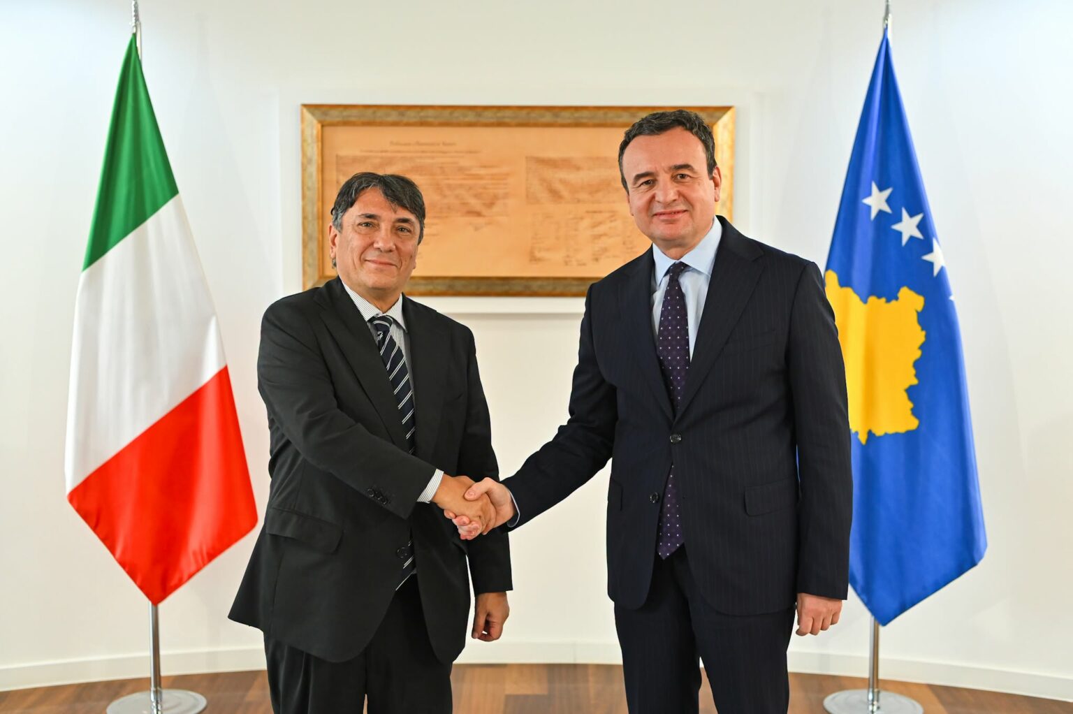 Kurti takon ambasadorin italian në Kosovë  diskutojnë për aktgjykimin e Hagës dhe bashkëpunimin Kosovë Itali
