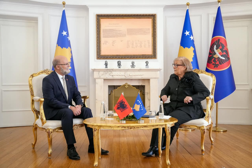 Presidentja Shiroka Pula takohet me ambasadorin e Shqipërisë