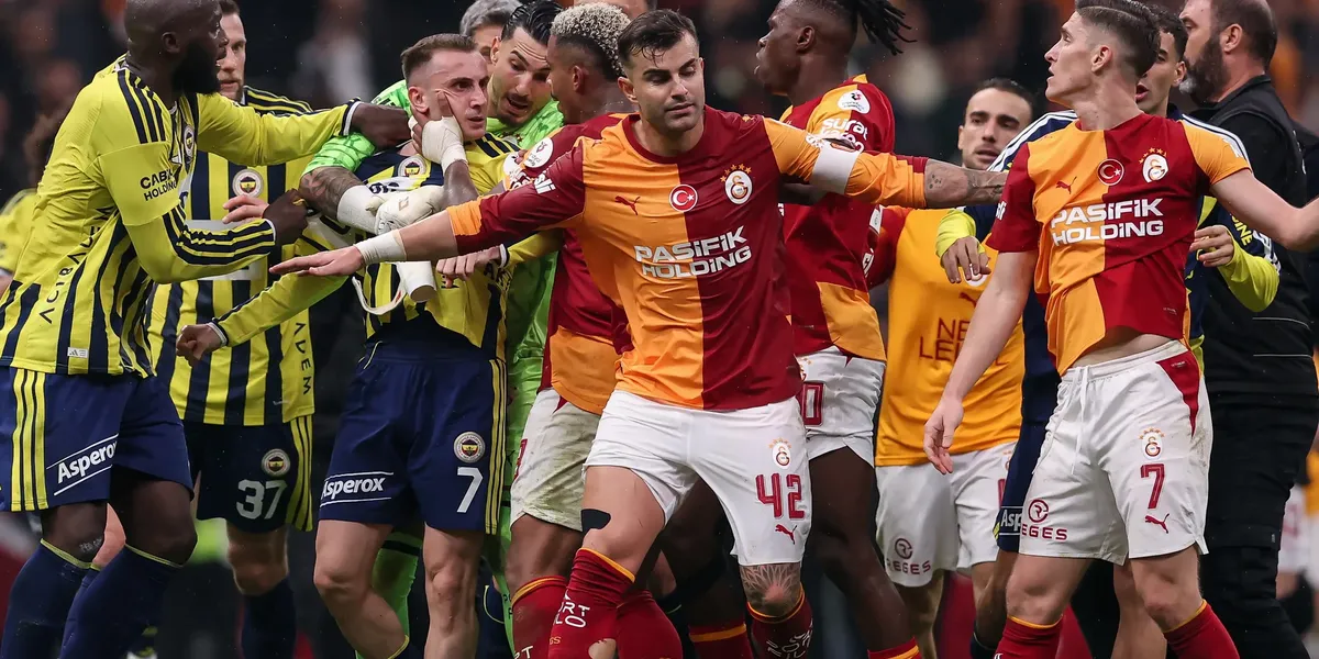 Përleshja pas derbit nuk kalon pa pasoja  zbulohen dënimet për yjet e Galatasarayt dhe Fenerbahces