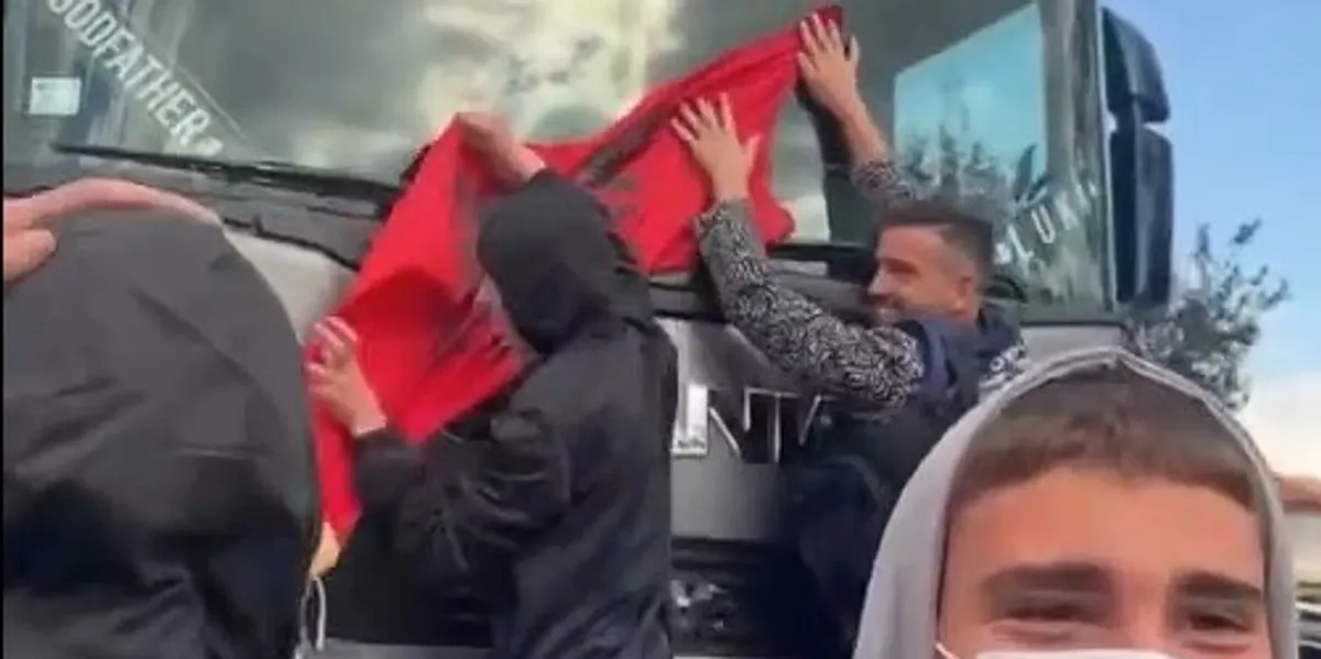 Të rinjtë në Prrenjas ndalin kamionin me targa serbe dhe e mbulojnë me flamurin kombëtar
