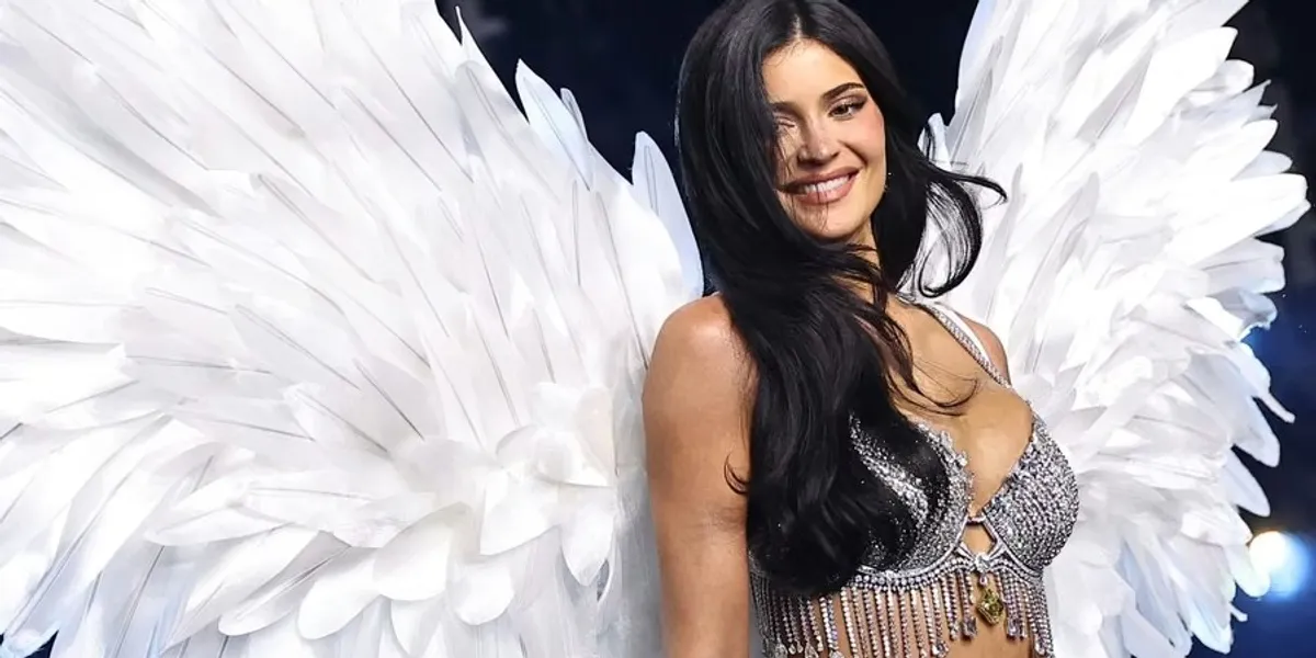 4-410-diamante-1-000-ore-pune-dhe-50-milione-dollare-historia-pas-sytjenave-fantasy-me-te-shtrenjta-ne-histori-dhe-pse-i-veshi-kylie-jenner