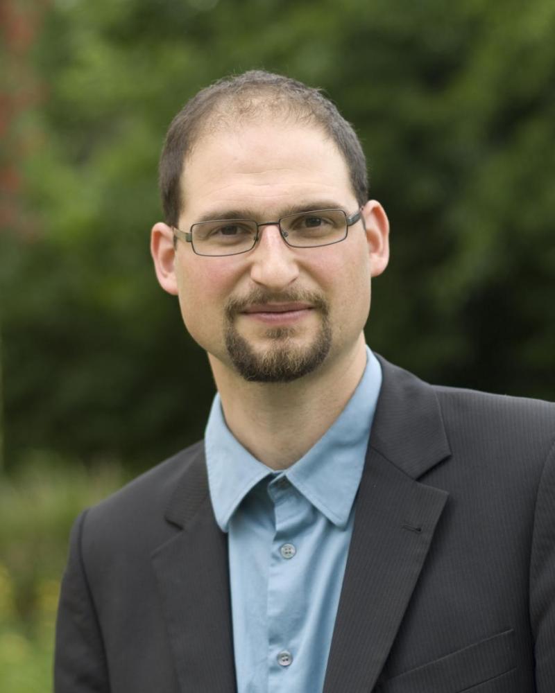 Daniel Bochsler është ekspert i politikës serbe dhe i sistemeve zgjedhore  me më shumë se dy dekada kërkim shkencor mbi Ballkanin Perëndimor  Deklaratat e tij u publikuan në një intervistë për mediumin zviceran Watson 